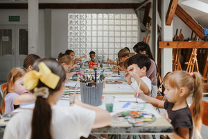 otwARTa jeszcze bardziej. Warsztaty dla małych pasjonatów sztuki - PEJZAŻ - Uczestnicy warsztatów podczas tworzenia prac plastycznych.