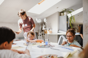 otwARTa jeszcze bardziej. Warsztaty dla małych pasjonatów sztuki - PEJZAŻ - Uczestnicy warsztatów podczas tworzenia prac plastycznych.