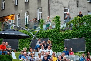 Był Sobie Blues - 2.08.2024 - Publiczność żywo reagująca podczas występu Kraków Street Band