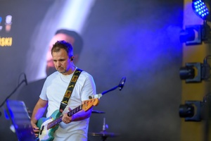 Koncert Tribute to Damian Niewiński - Scena w Amfiteatrze, występ zespołu BIOS, na zdjęciu Wojciech Famielec.
