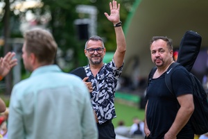 Koncert Tribute to Damian Niewiński - Zdjęcie z kulis. Od lewej Marek Krupa i Grzegorz Koniarz z zespołu Gosi Markowskiej