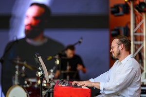 Koncert Tribute to Damian Niewiński - Na scenie występuje Marcelina Gawron i Maciej Pierzchała.