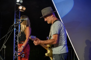 Był Sobie Blues - 16.08.2024 - Na scenie śpiewająca Żaneta Lubera i grający na gitarze Robert Lubera