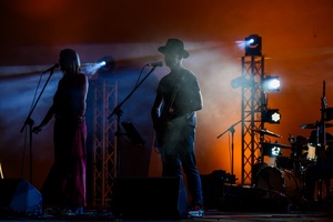 Był Sobie Blues - 16.08.2024 - Na scenie śpiewająca Żaneta Lubera i grający na gitarze oraz śpiewający Robert Lubera