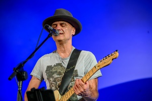 Był Sobie Blues - 16.08.2024 - Na scenie grający na gitarze i śpiewający Robert Lubera