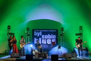 Był Sobie Blues - 16.08.2024 - Na scenie zespół Piotr Nalepa Breakout Tour wsłuchujący się w solo na basie Wojtka Famielca