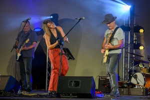 Był Sobie Blues - 16.08.2024 - Na scenie Piotr Nalepa grający na gitarze, Żaneta Lubera i Robert Lubera grający solo na gitarze