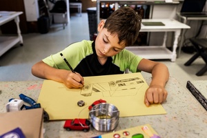 Wakacje z otwARTą: Warsztaty animacji poklatkowej - Uczestnicy podczas warsztatów - praca nad animacją.