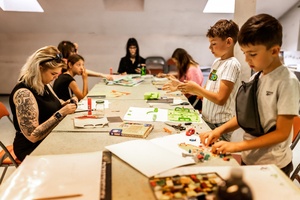 Wakacje z otwARTą: Warsztaty animacji poklatkowej - Uczestnicy podczas warsztatów - praca nad animacją.