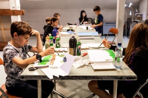 Wakacje z otwARTą: Warsztaty animacji poklatkowej - Uczestnicy podczas warsztatów - praca nad animacją.