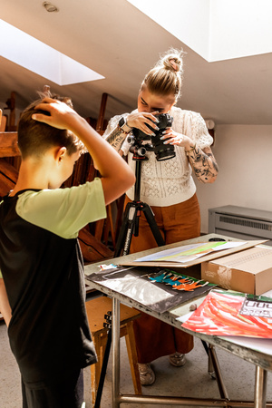 Wakacje z otwARTą: Warsztaty animacji poklatkowej - Uczestnicy podczas warsztatów - praca nad animacją.