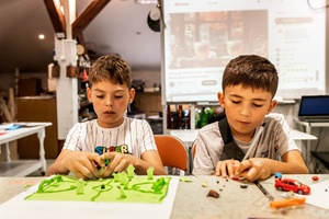 Wakacje z otwARTą: Warsztaty animacji poklatkowej - Uczestnicy podczas warsztatów - praca nad animacją.