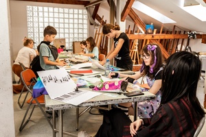 Wakacje z otwARTą: Warsztaty animacji poklatkowej - Uczestnicy podczas warsztatów - praca nad animacją.