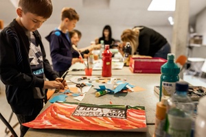 Wakacje z otwARTą: Warsztaty animacji poklatkowej - Uczestnicy podczas warsztatów - praca nad animacją.