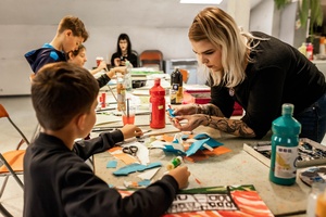 Wakacje z otwARTą: Warsztaty animacji poklatkowej - Uczestnicy podczas warsztatów - praca nad animacją.