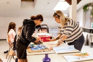 Wakacje z otwARTą: Warsztaty animacji poklatkowej - Uczestnicy podczas warsztatów - praca nad animacją.