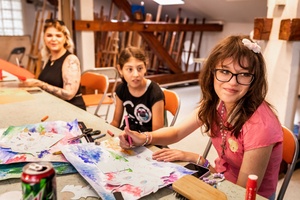 Wakacje z otwARTą: Warsztaty animacji poklatkowej - Uczestnicy podczas warsztatów - praca nad animacją.