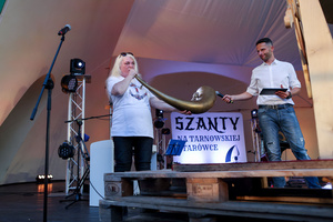 Szanty na Starówce - 23.08.2024 - Na scenie Sebastian Szafarz i Ewa Kropiowska otwierający pierwszy szantowy koncert w sezonie 2024