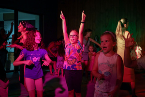 Gorąca, letnia finałówka czyli gorące rytmy do tańca na koniec lata - uczestnicy potańcówki na parkiecie.