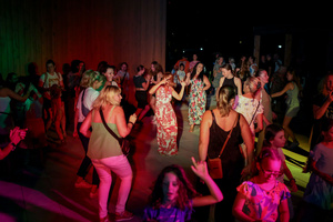 Gorąca, letnia finałówka czyli gorące rytmy do tańca na koniec lata - uczestnicy potańcówki na parkiecie.