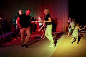 Gorąca, letnia finałówka czyli gorące rytmy do tańca na koniec lata - uczestnicy potańcówki na parkiecie.