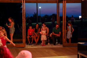 Gorąca, letnia finałówka czyli gorące rytmy do tańca na koniec lata - uczestnicy potańcówki na parkiecie.