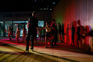 Gorąca, letnia finałówka czyli gorące rytmy do tańca na koniec lata - uczestnicy potańcówki na parkiecie.