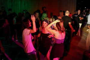 Gorąca, letnia finałówka czyli gorące rytmy do tańca na koniec lata - uczestnicy potańcówki na parkiecie.