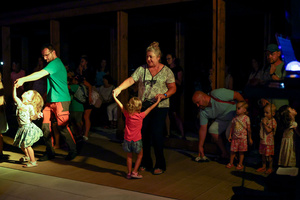 Gorąca, letnia finałówka czyli gorące rytmy do tańca na koniec lata - uczestnicy potańcówki na parkiecie.