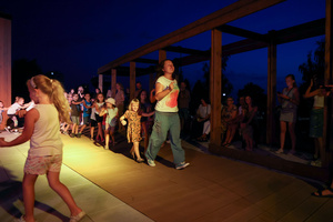 Gorąca, letnia finałówka czyli gorące rytmy do tańca na koniec lata - uczestnicy potańcówki na parkiecie.