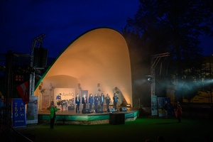 Koncert zespołu Wołosatki na 100-Lecie Oddziału PTTK "Ziemi Tarnowskiej" - Na scenie zespół instrumentalno-wokalny Wołosatki