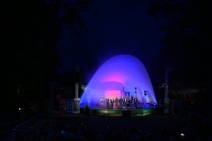 Koncert zespołu Wołosatki na 100-Lecie Oddziału PTTK "Ziemi Tarnowskiej" - Na scenie zespół instrumentalno-wokalny Wołosatki