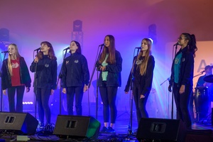 Koncert zespołu Wołosatki na 100-Lecie Oddziału PTTK "Ziemi Tarnowskiej" - Na scenie śpiewające wokalistki zespołu instrumentalno-wokalnego Wołosatki