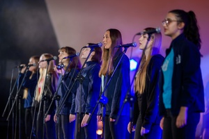 Koncert zespołu Wołosatki na 100-Lecie Oddziału PTTK "Ziemi Tarnowskiej" - Na scenie śpiewające wokalistki zespołu instrumentalno-wokalnego Wołosatki