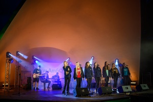 Koncert zespołu Wołosatki na 100-Lecie Oddziału PTTK "Ziemi Tarnowskiej" - Na scenie zespół instrumentalno-wokalny Wołosatki