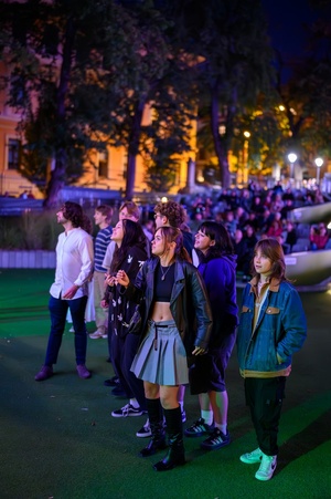 Koncert: Bored Students Orchestra - Publiczność podczas koncertu przed sceną