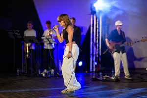 Koncert: Bored Students Orchestra - Na scenie Bored Students Orchestra, na pierwszym planie solistka Zofia Olszewska