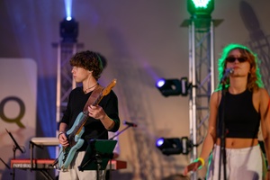 Koncert: Bored Students Orchestra - Na scenie śpiewająca Zofia Olszewska i grający na gitarze Mikołaj Skórka