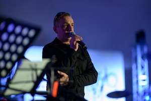 Koncert: Bored Students Orchestra - Artur Janus zapowiadający koncert projektu Bored Students Orchestra