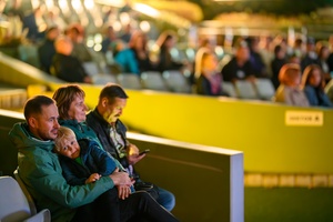 Koncert: Bored Students Orchestra - Amfiteatralna publiczność w oczekiwaniu na koncert