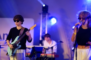 Koncert: Bored Students Orchestra - Na scenie śpiewająca Zofia Olszewska i grający na gitarze Mikołaj Skórka