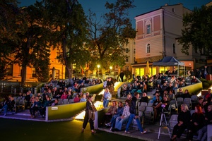 Koncert: Bored Students Orchestra - Amfiteatralna publiczność w oczekiwaniu na koncert