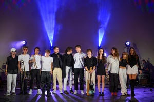 Koncert: Bored Students Orchestra - Na scenie Bored Students Orchestra dziękująca publiczności