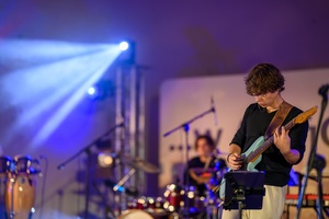 Koncert: Bored Students Orchestra - Na scenie grający na gitarze Mikołaj Skórka