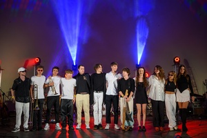 Koncert: Bored Students Orchestra - Na scenie Bored Students Orchestra dziękująca publiczności