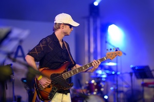 Koncert: Bored Students Orchestra - Na scenie grający basista Szymon Jarmuła