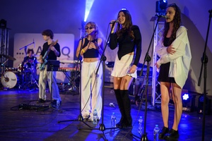 Koncert: Bored Students Orchestra - Na scenie solistki Bored Students Orchestra. Od lewej: Zofia Olszewska, Julia Marek, Łucja Kania