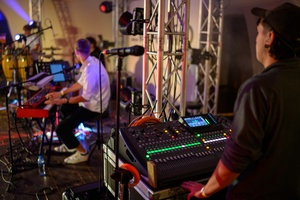 Koncert: Bored Students Orchestra - Na scenie stanowisko monitorowe obsługiwane przez Filipa Abrama