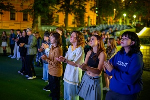 Koncert: Bored Students Orchestra - Publiczność podczas koncertu przed sceną dziękująca za wykon
