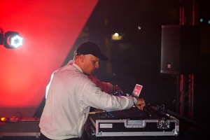 3. Festiwal Nauki i Techniki: electro set Sarapata i pokaz laserowy - Na scenie przy samplerach Mateusz Sarapata